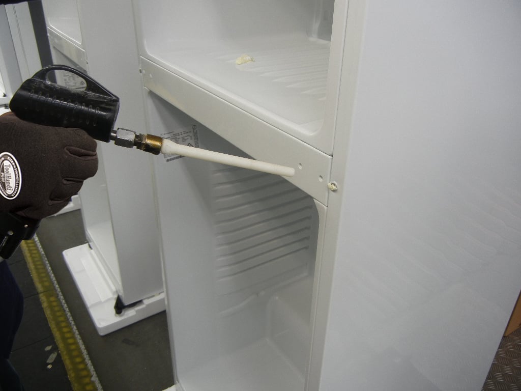 Refrigerator manufacturer reduces scrap with dry ice